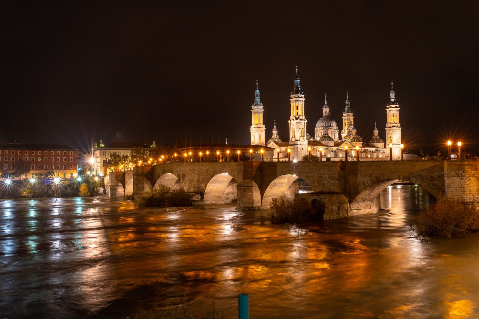 Night on the Puente de Piedra next to the Basilica of Nuestra Señora del Pilar